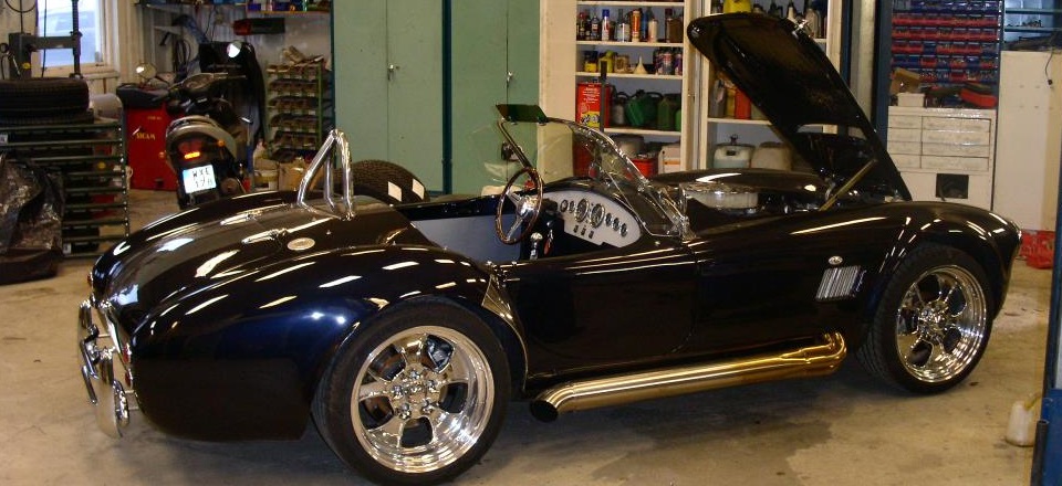 Design 1 — Stålblå & Pålitlig